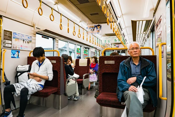 Interiér místního vlaku v Hirošimě, Japonsko — Stock fotografie