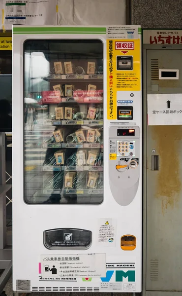 Fahrkartenautomat an der Bushaltestelle kintai-kyo — Stockfoto