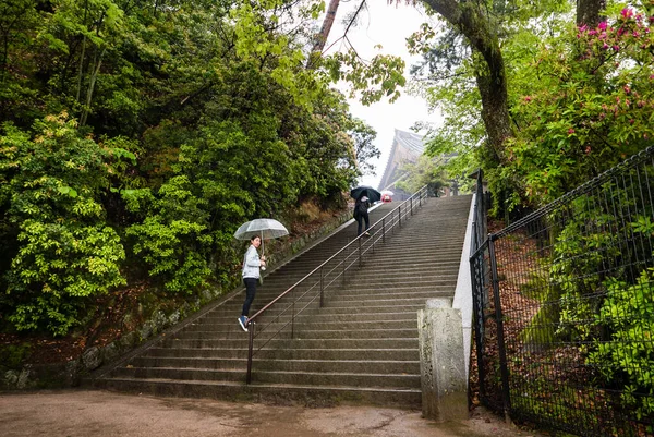 Touristen besuchen Stadt itsukushima — Stockfoto