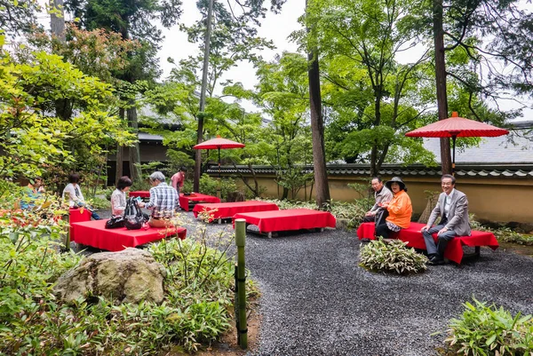 Turist på tehus trädgård i Kinkaku-ji Temple — Stockfoto
