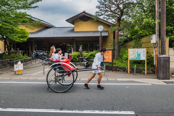 Рикша для осмотра достопримечательностей возле бамбукового леса Арашияма — стоковое фото