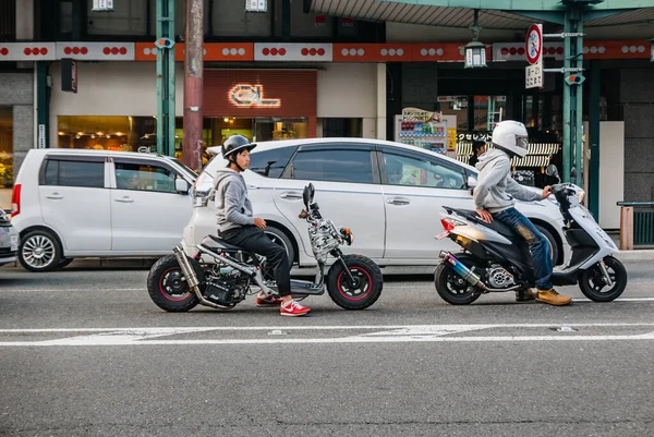 京都红绿灯前的汽车和摩托车 — 图库照片