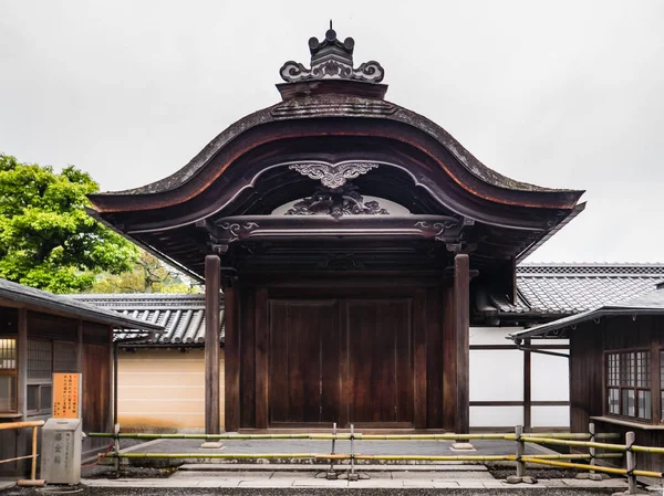 Budova u vchodu do chrámu Kinkaku-ji — Stock fotografie