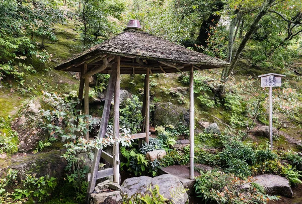 Gyönyörű kert a Kinkaku-ji templomban. — Stock Fotó