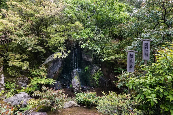 Krásná zahrada v chrámu Kinkaku-ji — Stock fotografie