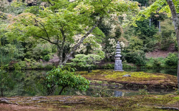 Vacker trädgård i Kinkaku-ji Temple — Stockfoto