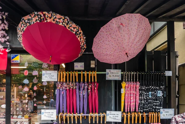 Umbrella shop near Bamboo forest of Arashiyama — ストック写真