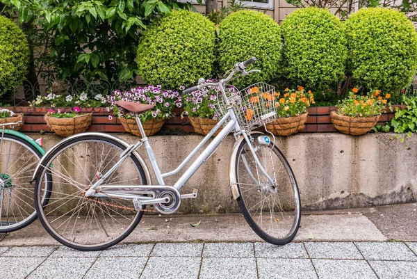 Велосипед перед стеной дома — стоковое фото