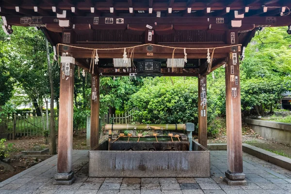 Tisztító szökőkút a Yasaka-jinja szentély bejáratánál — Stock Fotó
