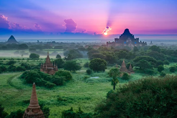 Antigua Tierra de Bagan vista desde la cima de la pagoda Shwesandaw — Foto de Stock