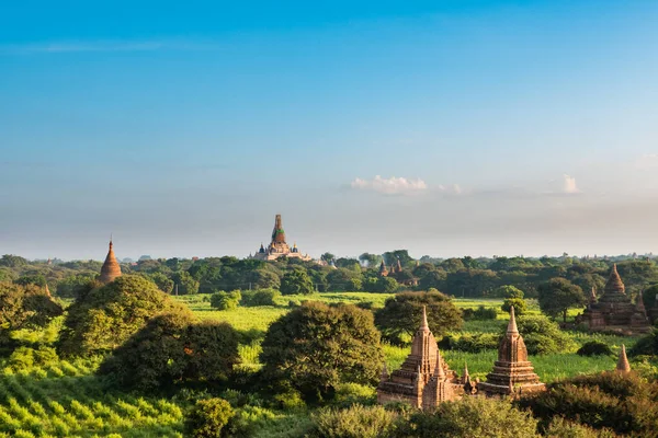 Antigua Tierra de Bagan vista desde la cima de la pagoda Shwesandaw — Foto de Stock