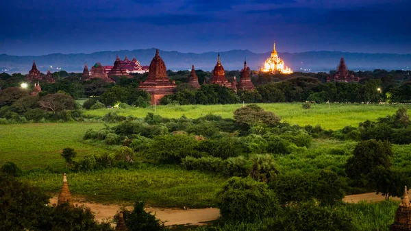 Forntida landet Bagan utsikt från toppen av Shwesandaw Pagoda — Stockfoto