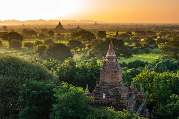 Antigua Tierra de Bagan vista desde la cima de la pagoda Shwesandaw — Foto de Stock