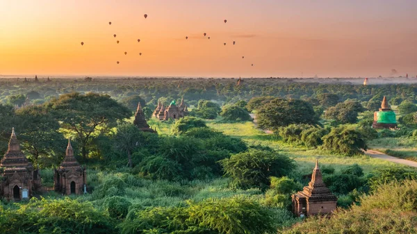 Ősi Land of Bagan kilátás a tetejéről Shwesandaw Pagoda — Stock Fotó