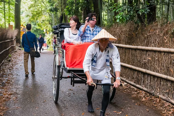 Rickshaw para visitar el bosque de bambú de Arashiyama Imagen De Stock