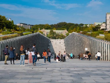 Ehwa Kadın Üniversitesi 'ni ziyaret eden turist.. 