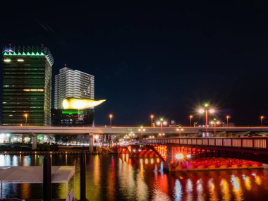 Tokyo Skytree ve geceleri binalarla Asuakusa manzarası