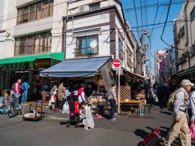 Japon ve turistler Tokyo 'daki Tsukiji Balık Pazarı' nı ziyaret ediyorlar.
