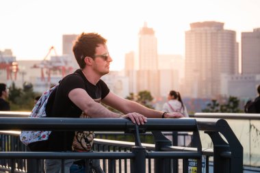 Odaiba, Tokyo, Japonya 'daki Sembol Gezinti Parkı' nda turist.