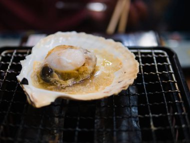 Izgarada kabuğu olan Japon deniz tarağı (Hotate).