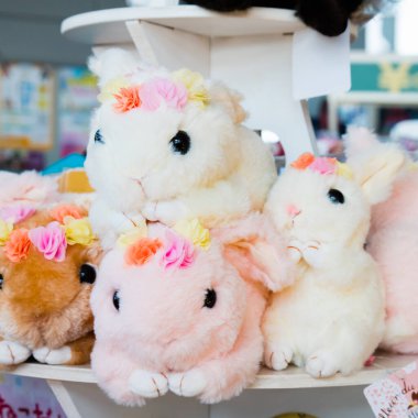 Tokyo Metropo 'daki hediyelik eşya dükkanında oyuncak ve hediyelik eşya satılıyor.