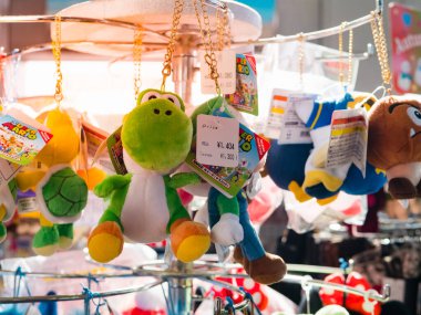 Tokyo Metropo 'daki hediyelik eşya dükkanında oyuncak ve hediyelik eşya satılıyor.