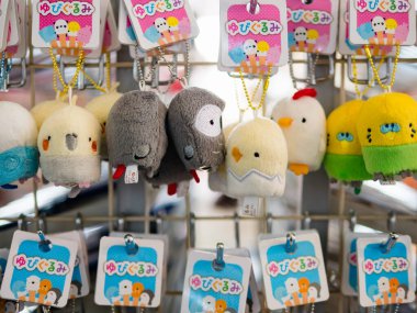 Tokyo Metropo 'daki hediyelik eşya dükkanında oyuncak ve hediyelik eşya satılıyor.