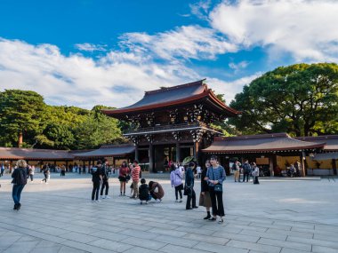 Shibuya 'daki Meiji-jingu türbesini ziyaret eden turistler, T