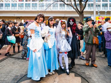 Shibuya İstasyonu ve geçiş alanı giyinmiş insanlarla dolu.