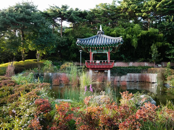 Schöner Pavillon und Garten im seoul WM-Stadion — Stockfoto