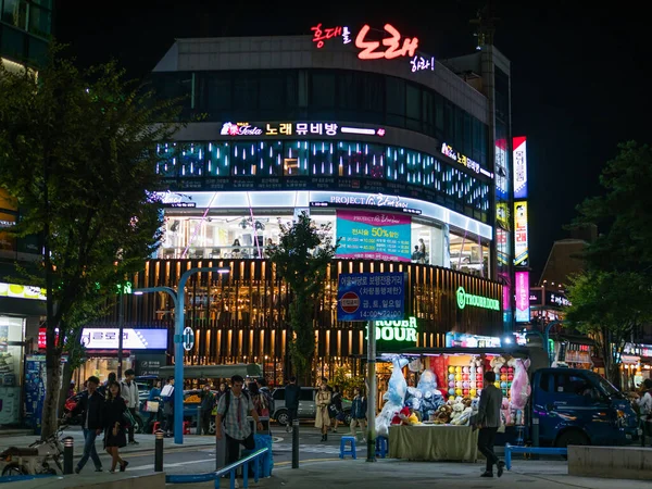 Paysage de la ville de Hongdae la nuit — Photo