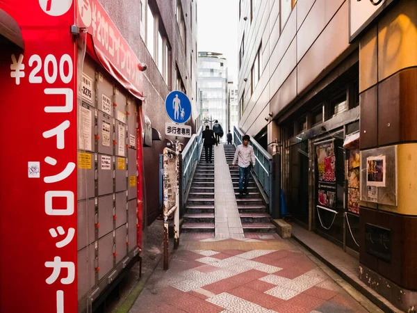 Ludzie przemierzający most Mansei w Akihabara — Zdjęcie stockowe