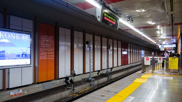 A Keisei Skyliner vonatra váró utasok Narita Internatinél — Stock Fotó