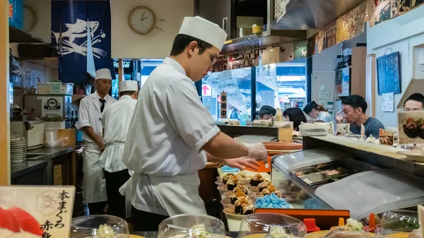 Sushi chef making sushi in the restaurant — Stock Photo, Image