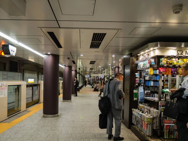 Japonský muž kupuje věci v samoobsluze na stanici Kanda — Stock fotografie