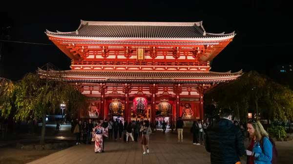Turist akşamları Sensoji Tapınağını ziyaret ediyor. — Stok fotoğraf