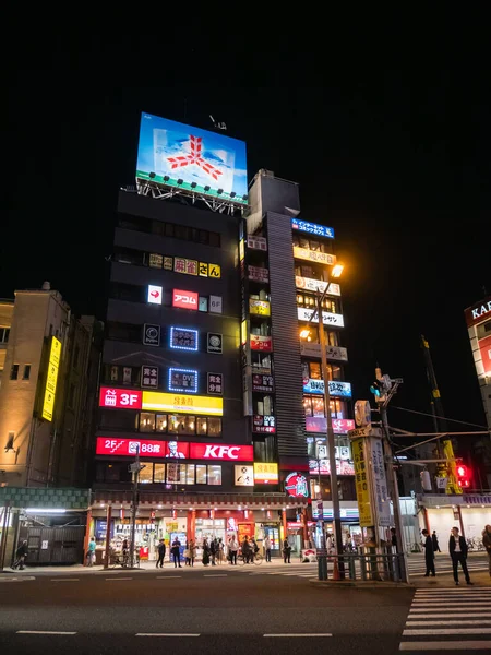 Paysage d'Asuakusa avec les gens la nuit — Photo