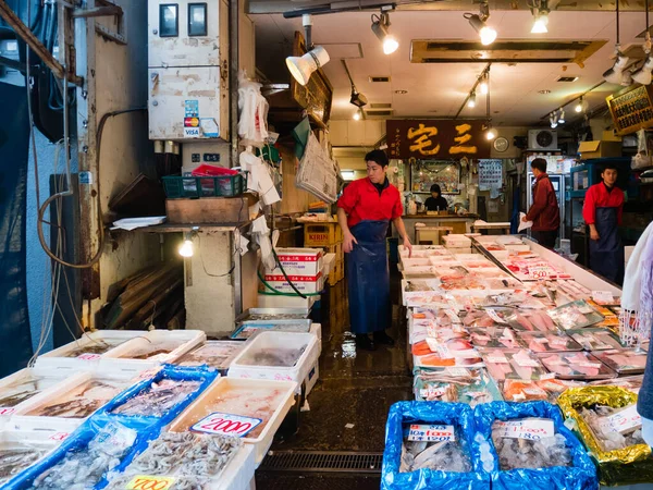 Leverantör på Tsukiji Fish Market i Tokyo, Japan — Stockfoto