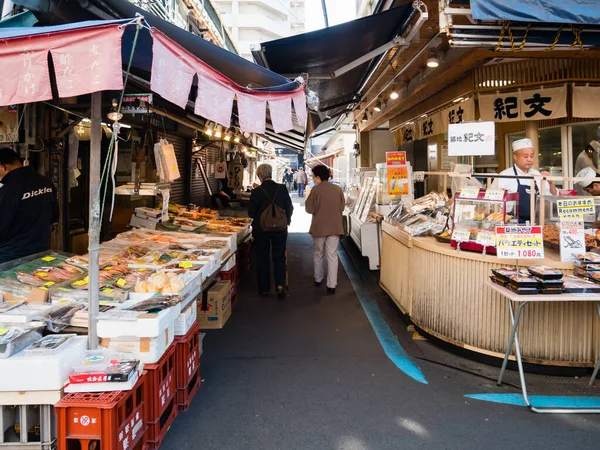 Ιάπωνες και τουρίστες επισκέπτονται την ψαραγορά Τσουκιτζί στο Τόκιο — Φωτογραφία Αρχείου