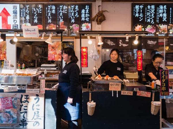 Vendors in Tsukiji Fish Market in Tokyo, Japan — Stock Photo, Image