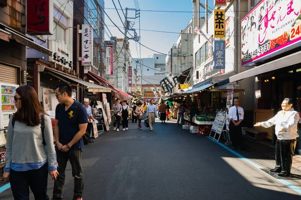 Japanners en toeristen bezoeken Tsukiji Fish Market in Tokio — Stockfoto