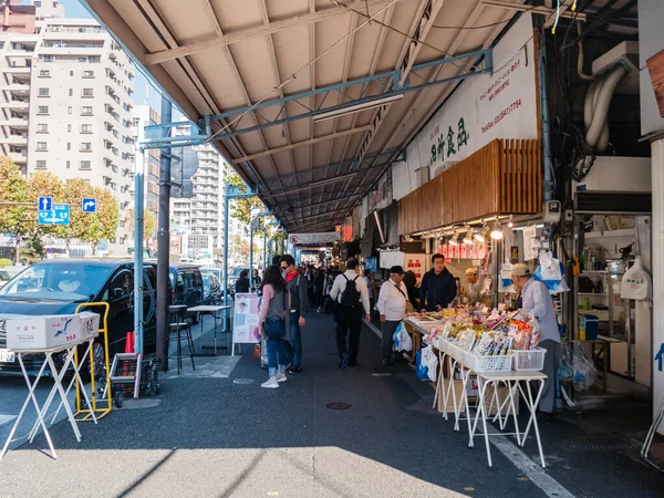 Japoneses y turistas están visitando Tsukiji Fish Market en Tokio — Foto de Stock