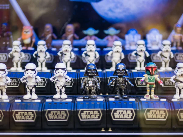 Nahaufnahme von Figuren Star Wars Darth Vader im Ausstellungsregal bei ya — Stockfoto