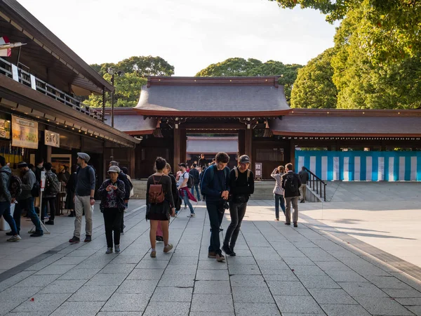 Shibuya 'daki Meiji-jingu türbesini ziyaret eden turistler, T — Stok fotoğraf