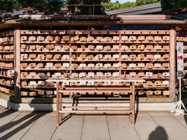 Houten gebedsplaten hangend bij Meiji-jingu heiligdom in Shibuya, — Stockfoto