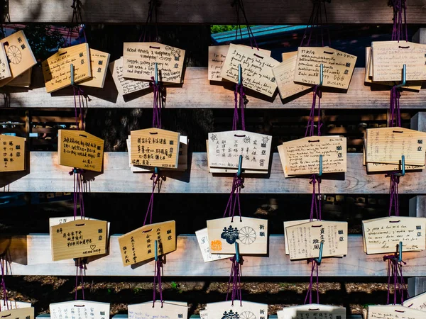 Fa imádság plakátok lógnak Meiji-jingu szentély Shibuya, — Stock Fotó