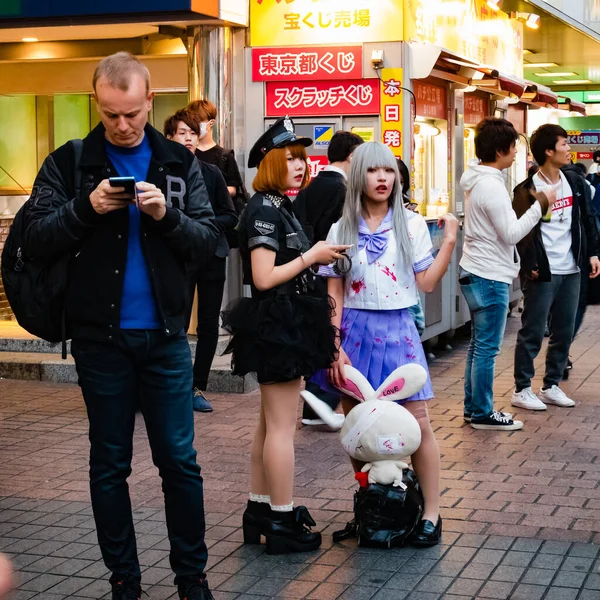 Shibuya İstasyonu ve geçiş alanı giyinmiş insanlarla dolu. — Stok fotoğraf