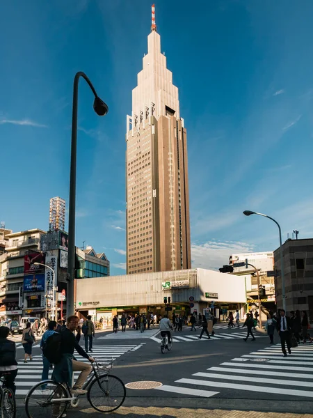 Estación de Yoyogi con NTT Docomo Yoyogi Building al fondo — Foto de Stock