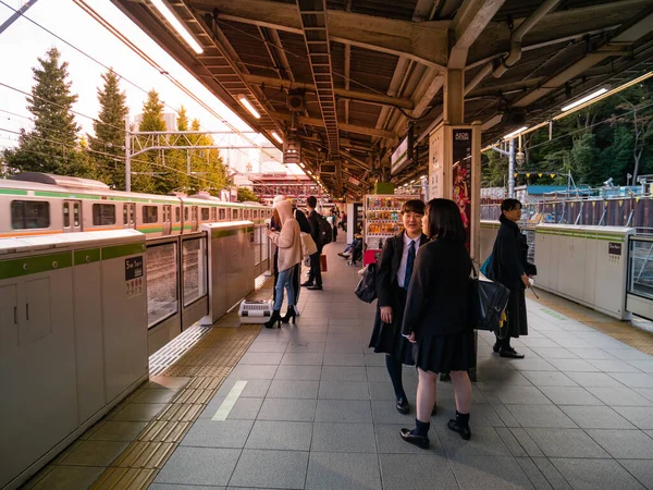 Az emberek a vonatra várnak a Harajuku pályaudvaron.. — Stock Fotó