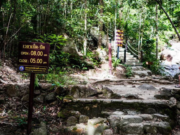 Turistinformationsskyltar vid Than Sadet nationalpark på Koh Pha — Stockfoto